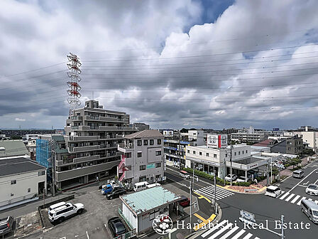 5階部分につき前面に視界を遮る高い建物がなく、開放感溢れる街並みを見渡せます 。爽快な青空が広がる眺望は、日々の暮らしにゆとりと心地よい癒しを与えてくれます 。