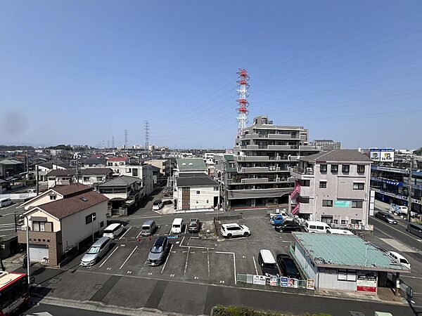 開放感あふれる抜けた眺望。前面に遮るものがなく、毎日の暮らしに心地よいゆとりをもたらします。