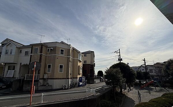 穏やかな住宅街に位置し、のびのびと暮らせるロケーション。