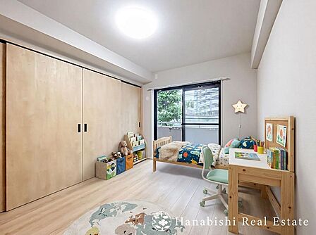 約6.0帖の洋室は、寝室や子ども部屋、書斎など多目的にご利用いただけます。※本画像はCGホームステージングを施したイメージです。
