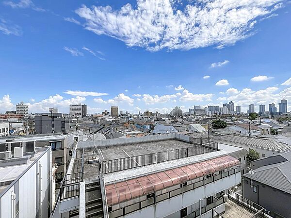 周辺は高い建物のない閑静な街並みが広がっているため、向かいからの視線を気にせずカーテンを開けてのびのびと過ごせます。
