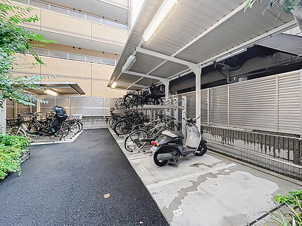 屋根・照明付きの敷地内駐輪スペース。大切な自転車やバイクを雨から守り、夜間の出し入れも安心です。