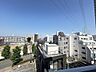 その他：窓を開ければ心地よい風が通り抜ける、開放的な街並み。