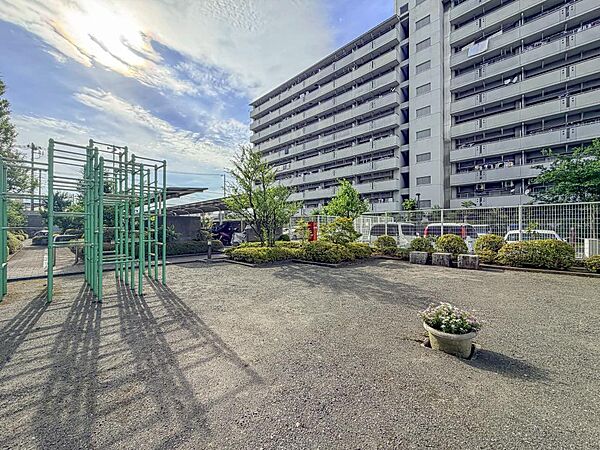 敷地内（近隣）には緑豊かな公園があり、小さなお子様のお散歩や遊び場にも最適です。
