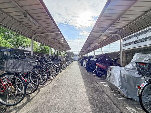 屋根付き駐輪場で雨の日も安心です。