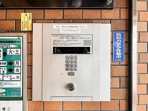 エントランスのオートロック仕様。防犯性を高める設備です