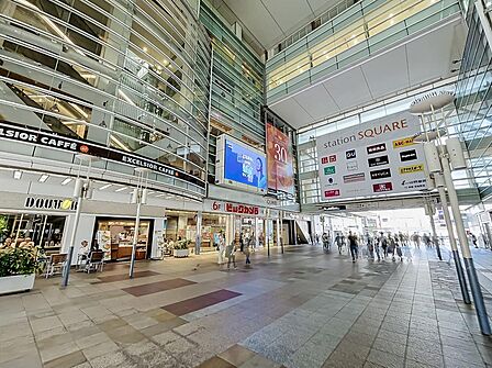 駅直結の商業施設が充実。お買い物やお食事など、日常の利便性が高い魅力的なエリアです。