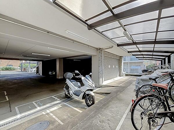 大事な自転車やバイクを雨から守る屋根付きの駐輪スペースを完備しています。