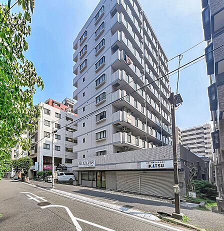洗練されたカラーリングと都会的なデザインが目を引く外観。