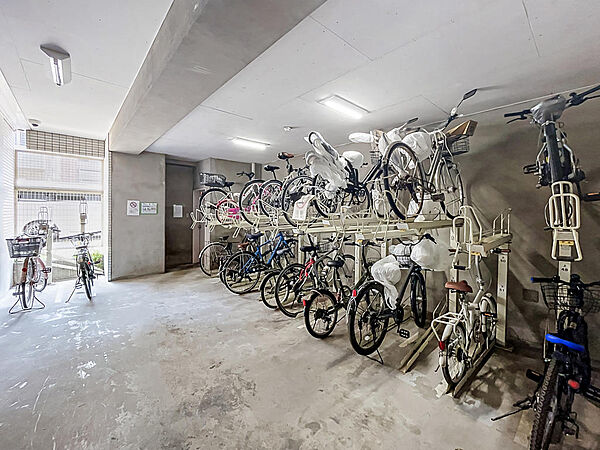 雨や風から大切な自転車を守る屋内の駐輪スペースを完備。