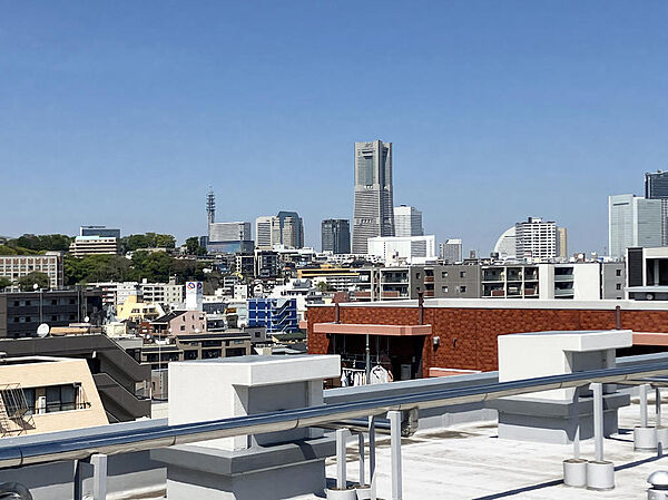 抜け感のある眺望、横浜ランドマークタワーが見えるロケーション