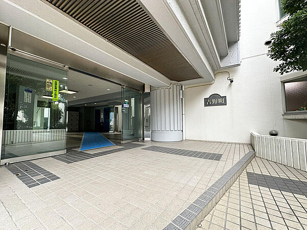 綺麗に掃除が行き届いた清潔感溢れるエントランス。広い庇（ひさし）が設置されているため、雨の日の移動や出入りもスムーズです。