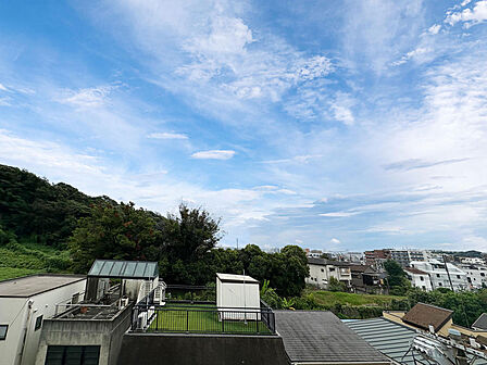周辺に高層建築がなく、広い空と豊かな緑を望む爽やかなロケーション。爽快な風が通り抜け、日々の生活に癒やしを与えてくれます。