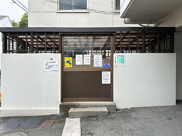 しっかりと扉と屋根で囲われた専用のゴミ置き場を敷地内に確保。カラスや雨風を防ぎ、日常の快適な住環境を保ちます。