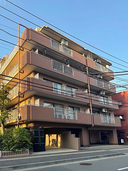 落ち着いた色調で街並みに調和する、総タイル貼りの外観