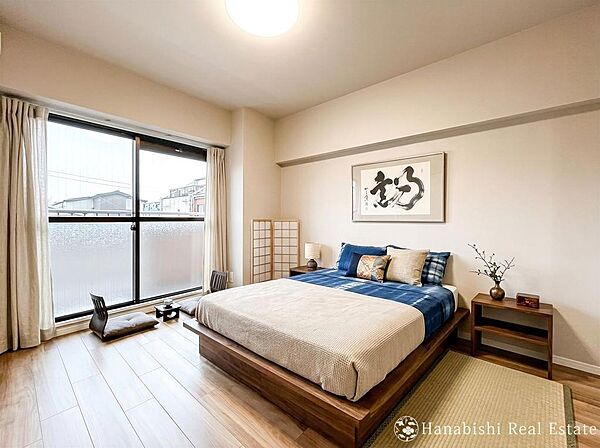 大きな窓から自然光が注ぐ、主寝室に最適なゆとりある洋室。※本画像は、CGホームステージングを施したイメージです。