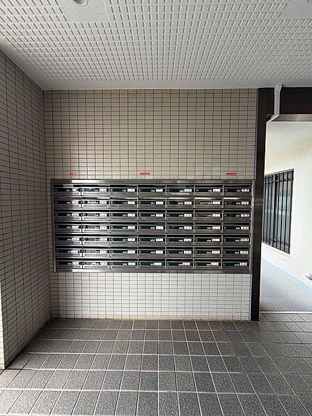 整然と並んだ集合ポスト。ゴミなども落ちておらず丁寧に管理されています。