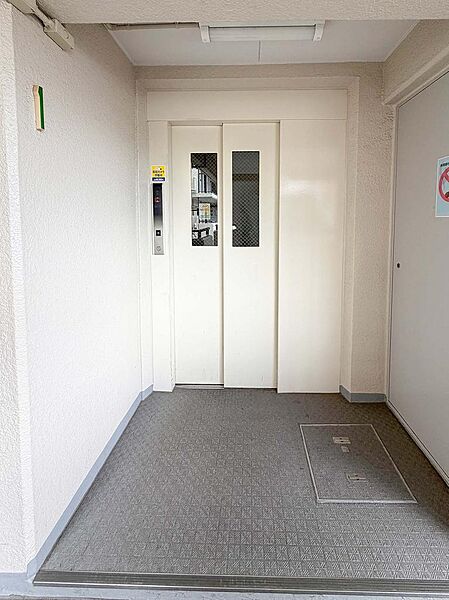 清潔感あふれるエレベーターホール。管理体制の良さが伺える綺麗な共用部です。