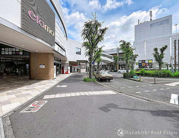 整った歩道とモダンなビルが立ち並ぶ美しい駅前環境。日常の買出しやお出かけに便利な施設が揃っています。