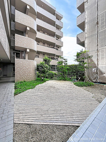 建物間にゆとりを持たせた整然とした敷地設計。植栽の緑が目に優しく、落ち着いた生活環境が整っています。