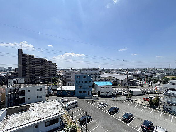高い建物が少なく、気持ちの良い青空が広がります。日当たり・風通しも良好で、毎日の洗濯物も心地よく干せるロケーションです。