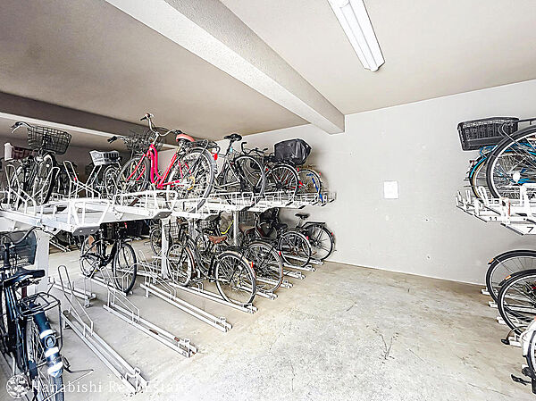2段式の駐輪ラックを備えた室内・屋根付き駐輪場。大切な自転車を雨風から守ることができ、通勤・通学の移動もスムーズです。