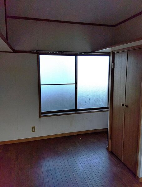 リビング奥の洋6帖｜開放的な２面採光♪なんと、今ならリフォーム費用か解体費用２５０万円まで負担！！代金に含まれます【内装】築３２年ですが前賃貸者が素行不良でリフォーム必須【建替】解体費２５0万想定。
