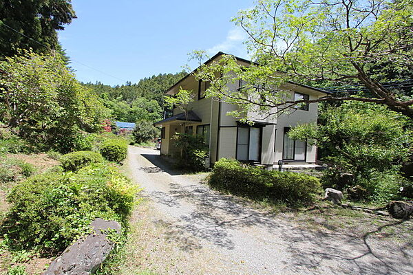 陽当たり・開放感ともに◎。建物は39坪超のゆったりとした3LDKで、2020年にはキッチンコンロのリフォームも実施済みです