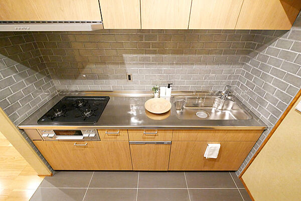 ウォールキャビネット付きで大収納＆壁はタイル仕上げ