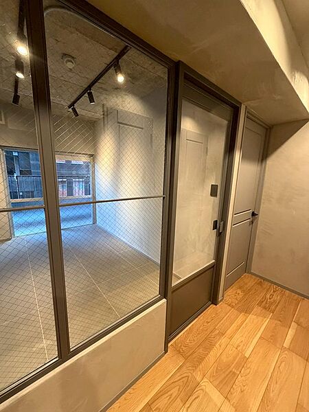 ガラスで仕切る、開放的なワークライフ≪事務所利用可能≫