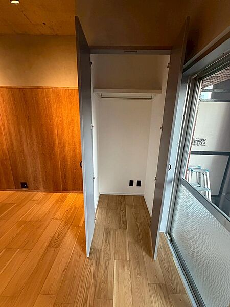 リビングの収納はこちらへ。事務所に使用する場合はコート掛けに。