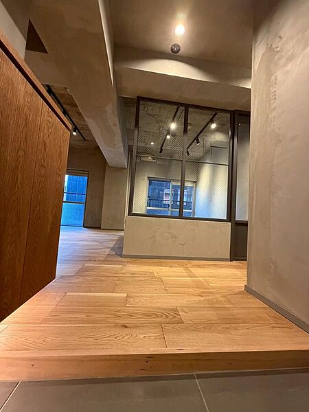 造作の玄関ボックス。ボックス下のライン照明も雰囲気出てます。