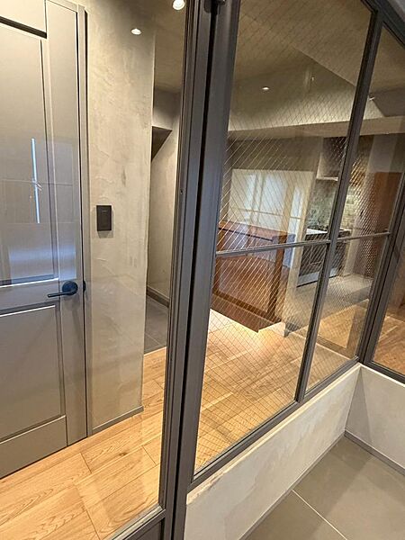 ガラスで仕切る、開放的なワークライフ≪事務所利用可能≫