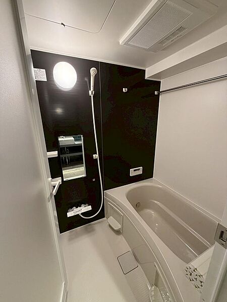 シンプルなユニットバスです。追い焚き機能、浴室乾燥暖房機付きです。