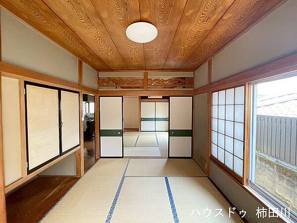 落ち着いた雰囲気の和室で、窓が大きく陽射しが差し込みやすい造りになっています。