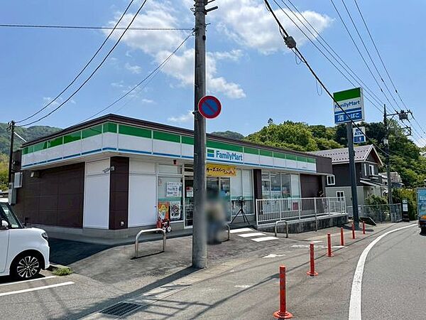 ファミリーマート函南畑毛店 390m