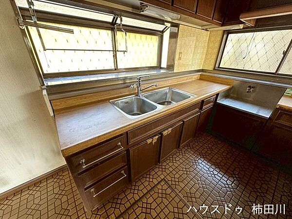 作業スペースが確保されたキッチン！コンロ両サイドにスペースがあるので、食材の準備～調理～盛り付けまでの動線がスムーズです。