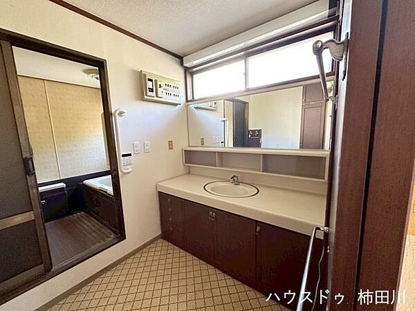 洗面台が広く、鏡も大きいので、2人で並んで身支度しても大丈夫！