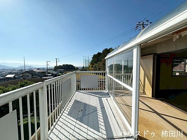 広めのバルコニーで、高台ならではの眺望の良さもあります。