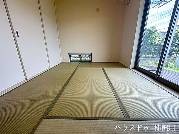 掃き出し窓以外にも、壁の下側に小窓があることで、明り取りや風通しをよくする狙いがあります。