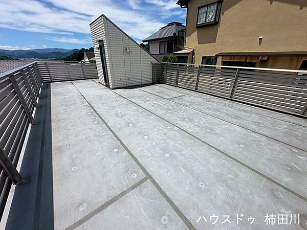 屋上夏にはお祭りの花火が見えるようになっています。椅子を置いてじっくり見るのも楽しみになりますね。