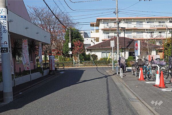 敷地西側の前面道路