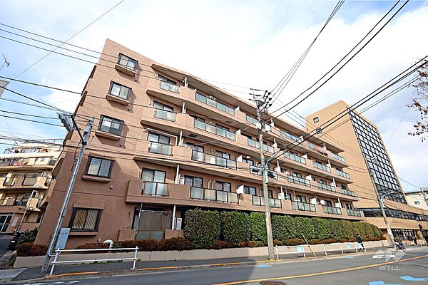 マートルコート下落合の外観（南側から）。近隣に各種生活施設が揃う暮らしやすい立地です。