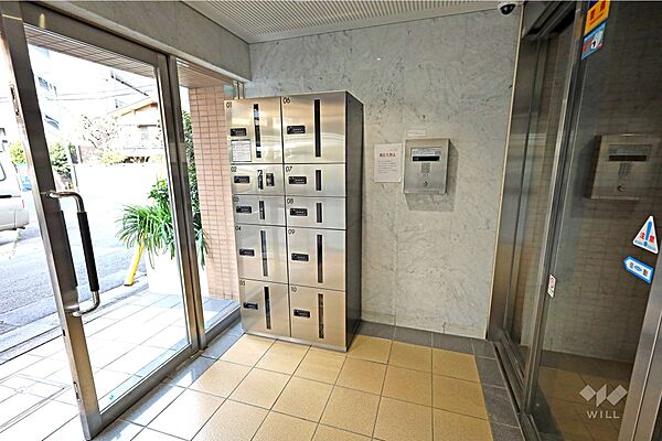 エントランス。エントランスはオートロックと宅配ボックス付き。セキュリティ面も安心ですね。