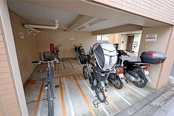 駐輪場。屋根がございますので、雨の日も自転車が雨ざらしになる心配もなく、安心してお停めいただけます。