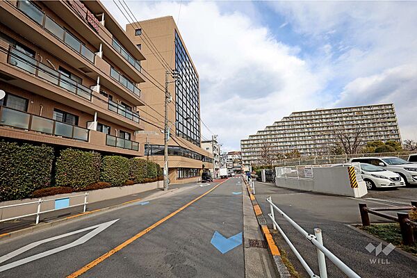 前面道路。広々とした幅員は、お車での移動に便利です。便利さと静かな住環境を兼ね備えています。