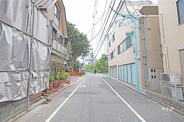 物件の西側前面道路（北側から）［2026年5月31日撮影］