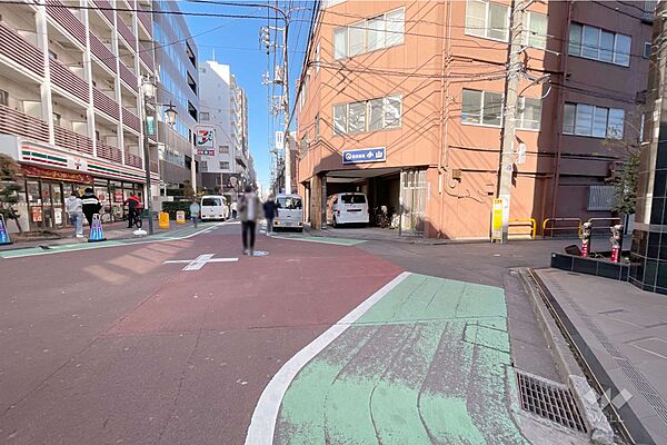 敷地西側の前面道路（南側から）