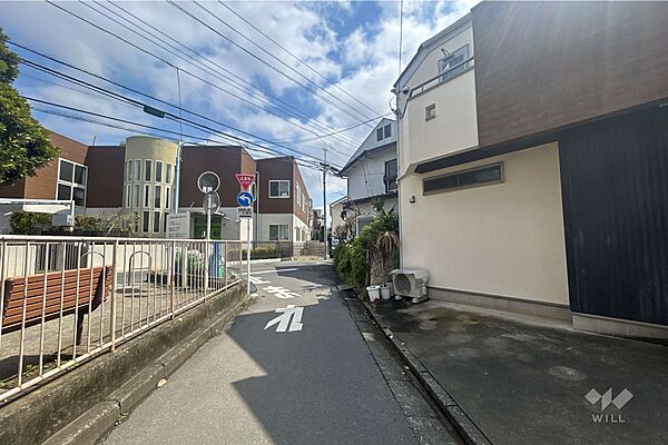 物件の北側前面道路。家の隣には公園があり、お子様がいるご家庭の方にも安心してお過ごしいただけます。