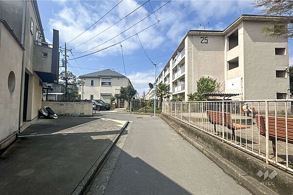 物件の北側前面道路（東側から）建物前の北側道路は交通量も少ないので、小さなお子様がいても安心です。